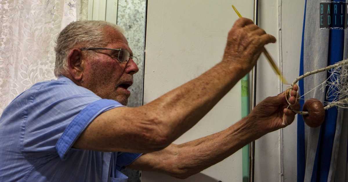 Bari Vecchia, la storia di Gennaro: l'87enne che prepara e rammenda le grandi reti da pesca 